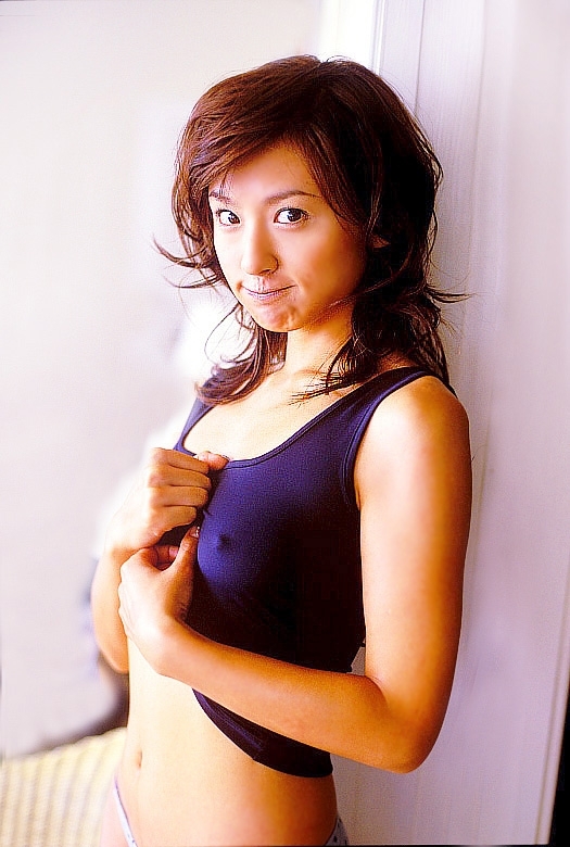 遠野舞子がタンクトップから乳首ポッチ