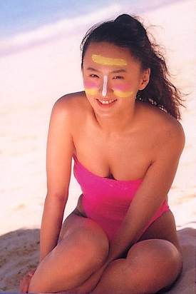 顔にペイントをしたピンクの水着姿の遠野舞子