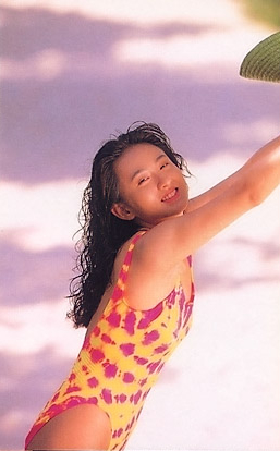 ピンクと黄色の水着姿の遠野舞子