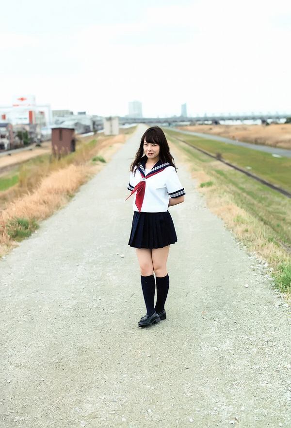 山田菜々 セーラー服