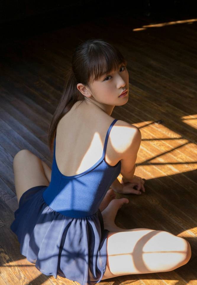 浅川梨奈 レオタード