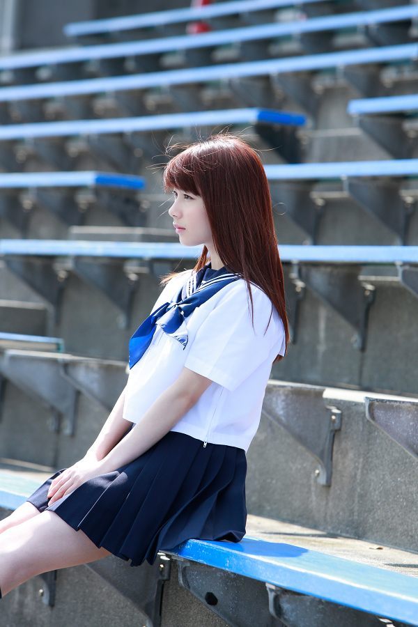 石田亜佑美 セーラー服 グラビア