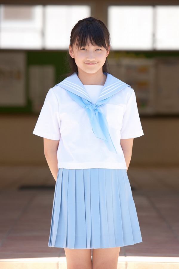 鞘師里保 セーラー服コスプレ グラビア