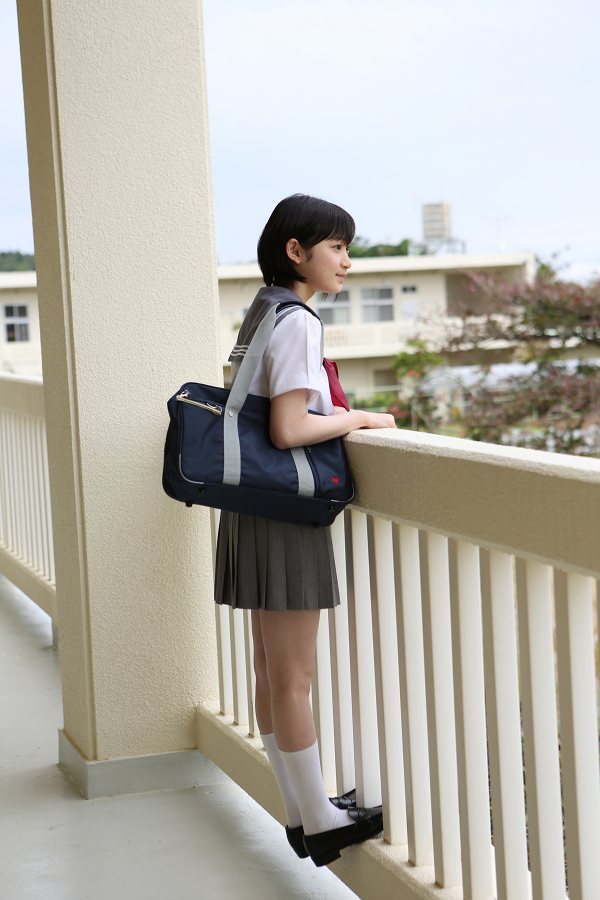 宮本佳林 セーラー服コスプレ グラビア