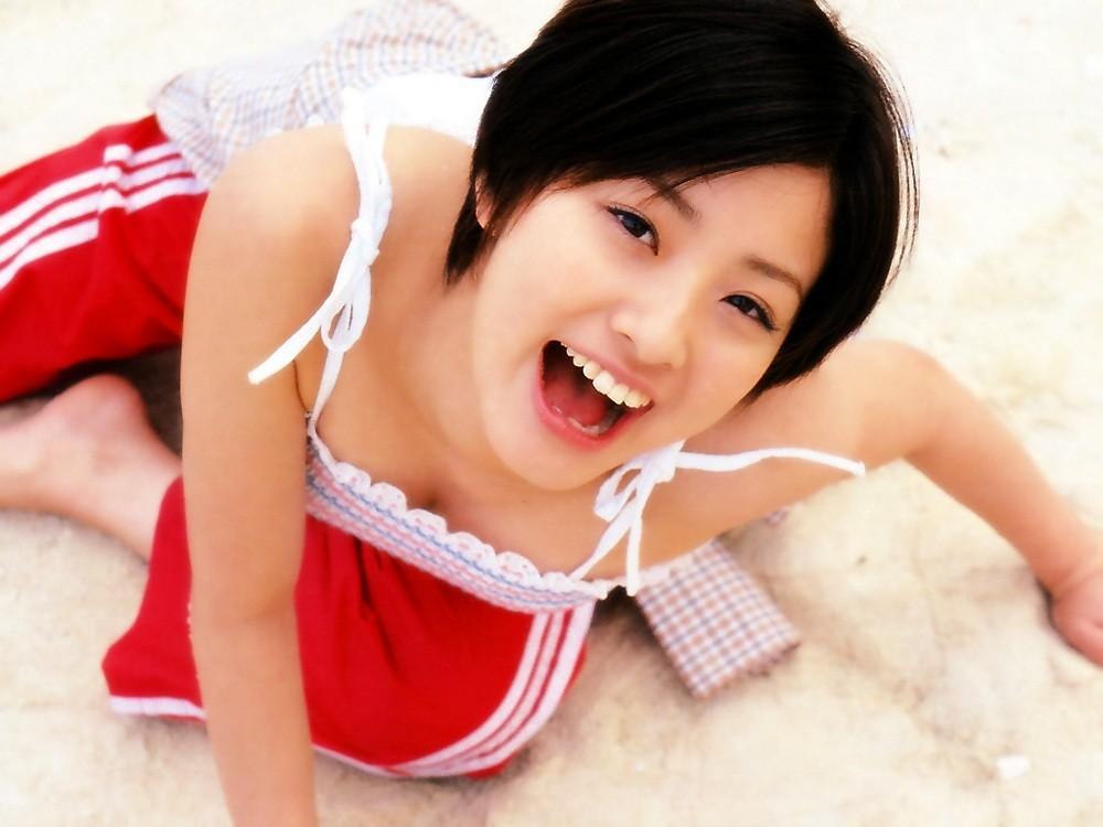 上戸彩　胸チラ画像