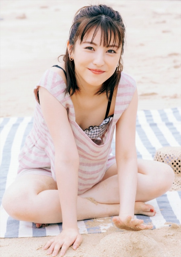 浜辺美波　水着画像