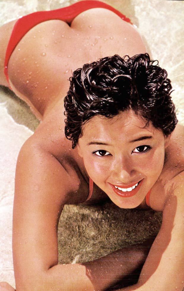 夏目雅子が海で赤いビキニで寝そべり半ケツ