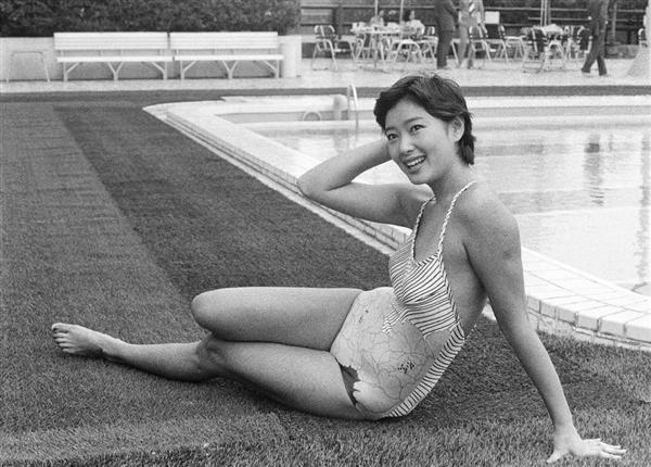 夏目雅子がモノクロでつなぎの水着姿でプールサイドに寝そべる